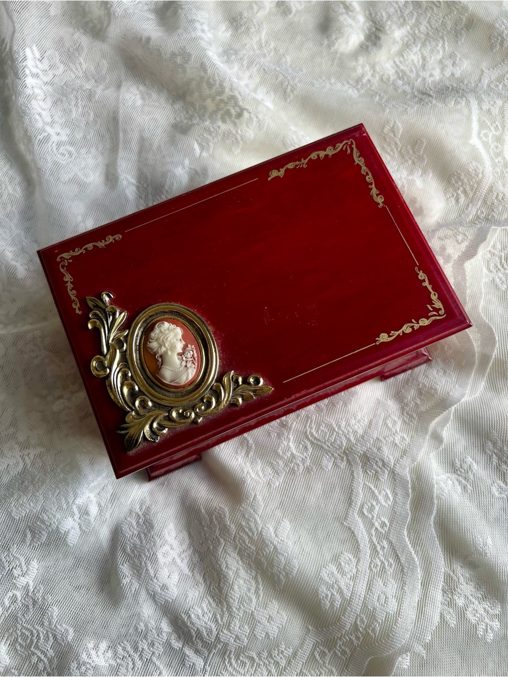 Vintage Sankyo Musical Jewelry Box with Cameo Accent - Picture 3 of 5
